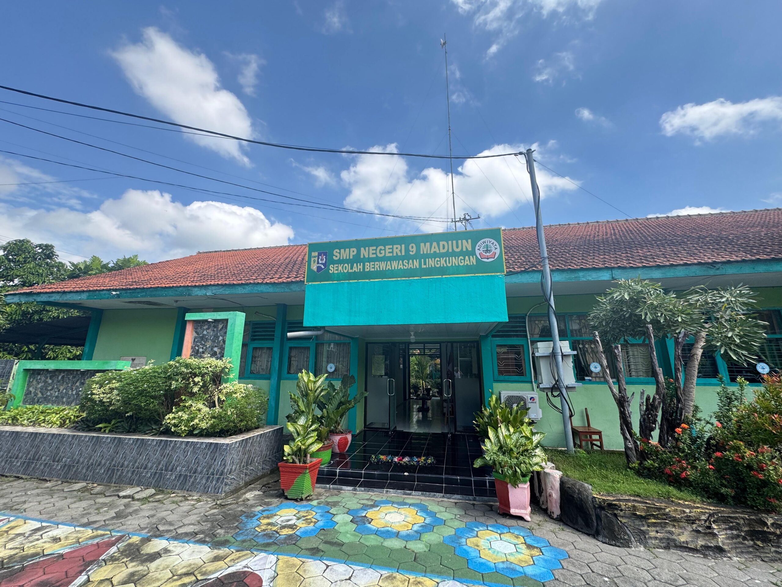 GURU DAN TENDIK SMPN 9 MADIUN